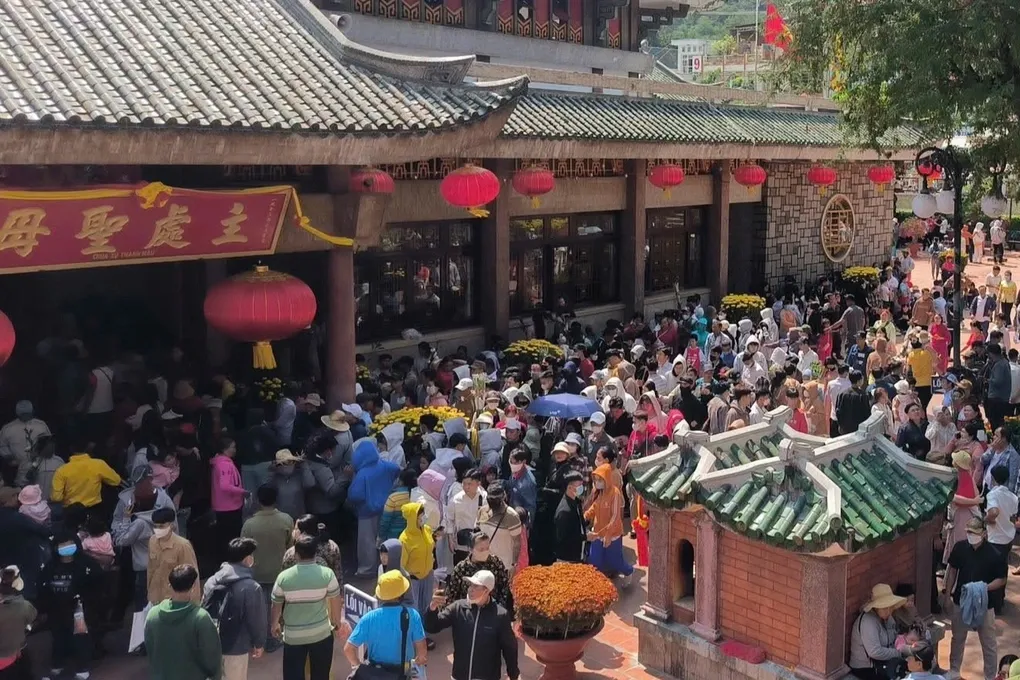 Biển người đổ về miếu B&agrave; Ch&uacute;a Xứ n&uacute;i Sam cầu an, xin lộc ng&agrave;y đầu năm- Ảnh 1.