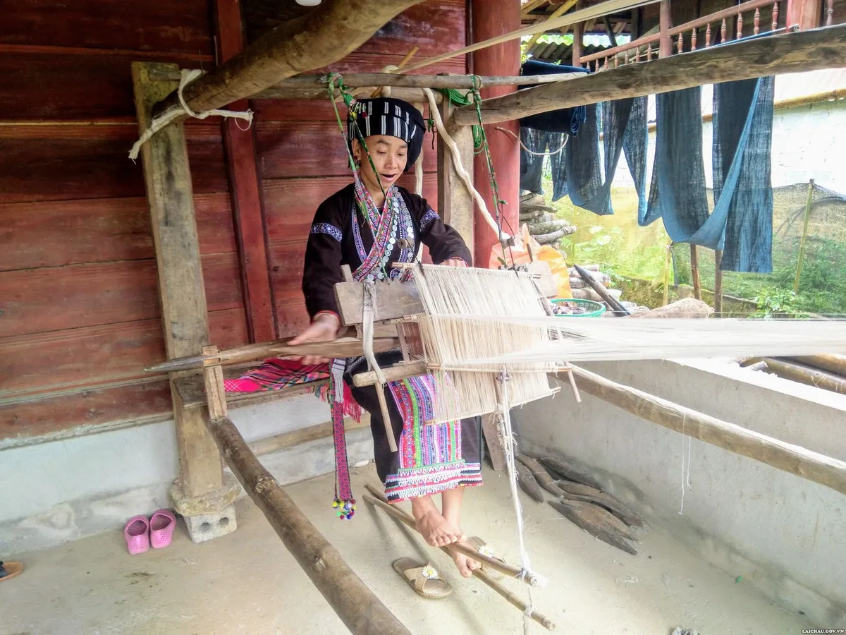 Nghề dệt thổ cẩm của người Lự: Những đóa hoa thêu trên nếp áo chàm- Ảnh 2. Nghề dệt thổ cẩm của người Lự: Những đóa hoa thêu trên nếp áo chàm- Ảnh 2.