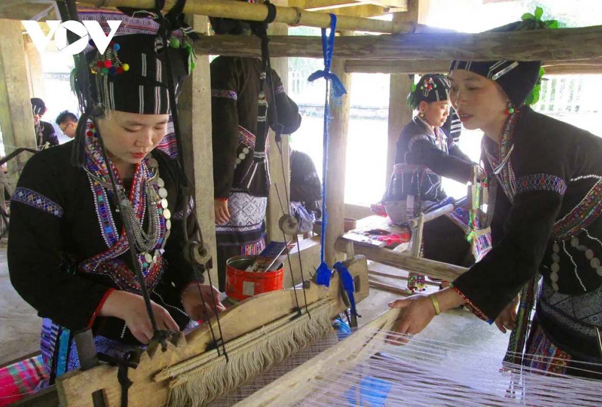 Nghề dệt thổ cẩm của người Lự: Những đóa hoa thêu trên nếp áo chàm- Ảnh 1. Nghề dệt thổ cẩm của người Lự: Những đóa hoa thêu trên nếp áo chàm- Ảnh 1.