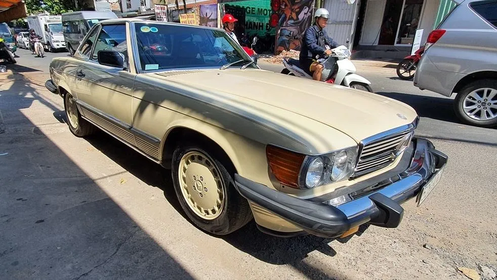 Kh&aacute;m ph&aacute; Mercedes-Benz 560 SL &ndash; huyền thoại mui trần, Việt Nam chỉ c&oacute; 2 chiếc- Ảnh 1.