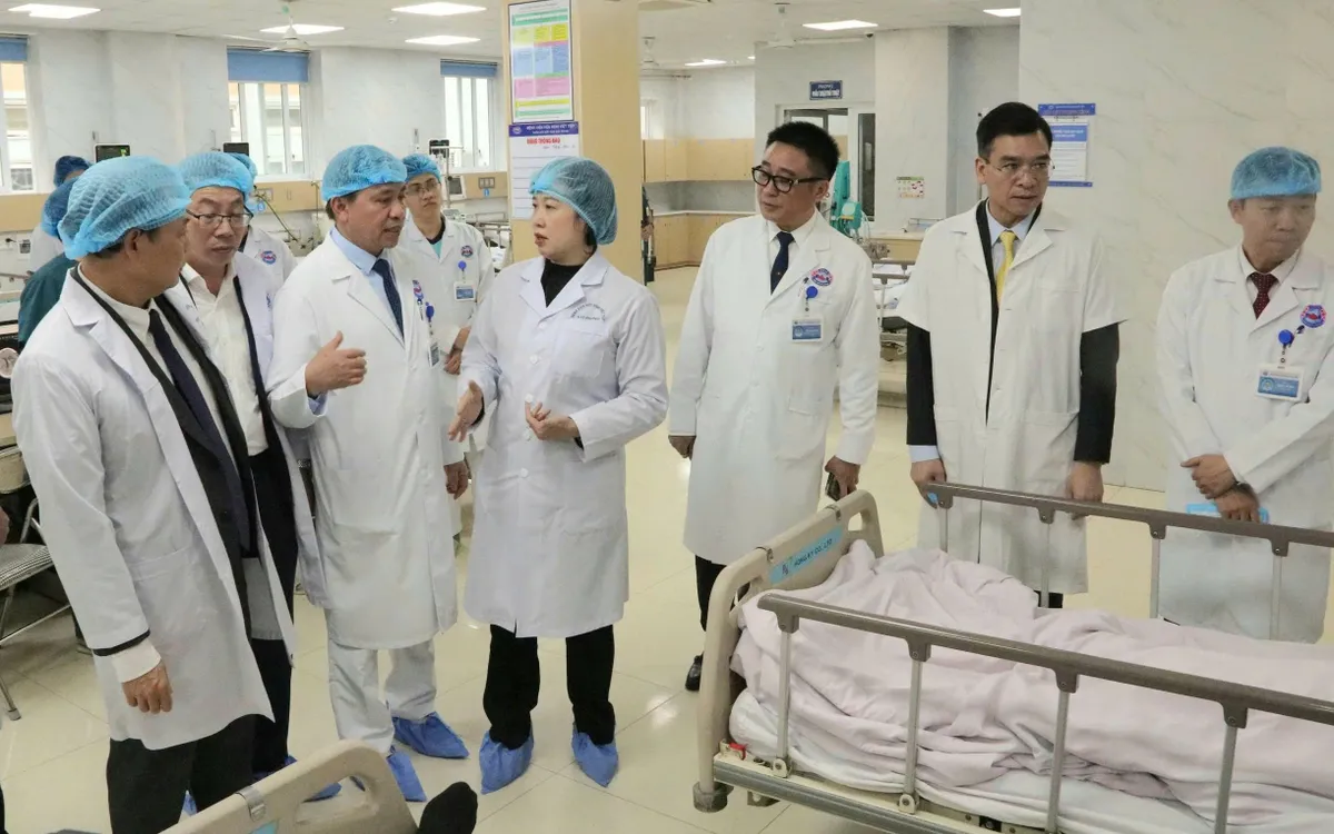 Bộ trưởng Bộ Y tế Đào Hồng Lan kiểm tra công tác trực Tết tại Bệnh viện Hữu nghị Việt Tiệp. Ảnh: Bộ Y tế