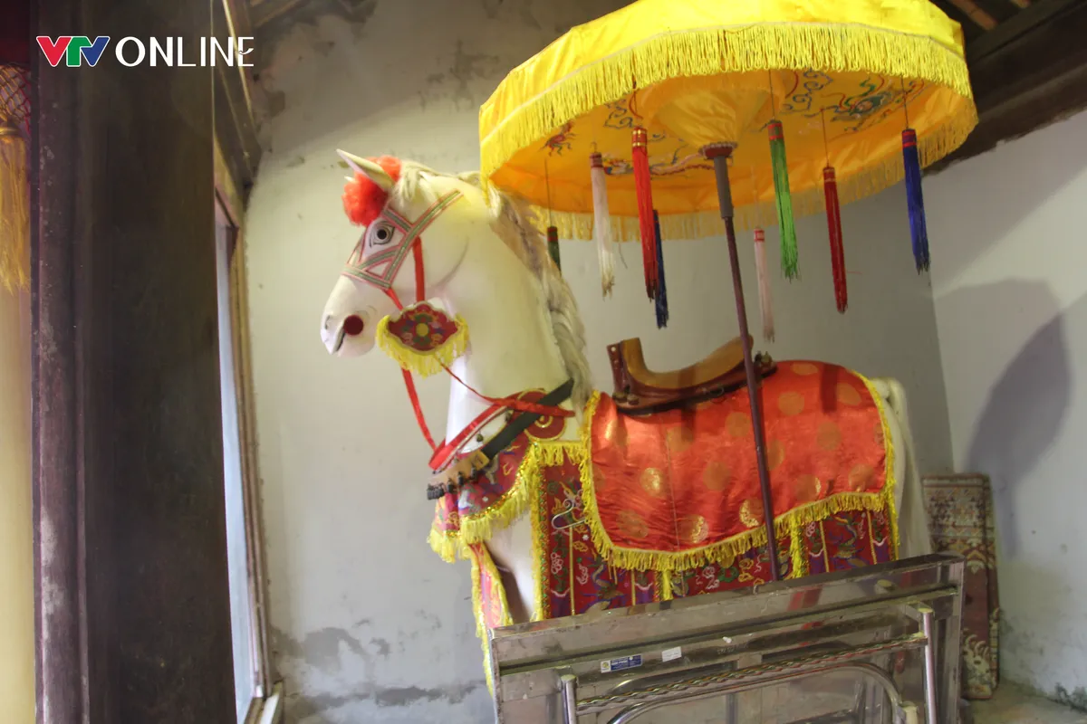 Người d&acirc;n tấp nập đội mưa về đền Bạch M&atilde; cầu may đầu năm mới - Ảnh 1.