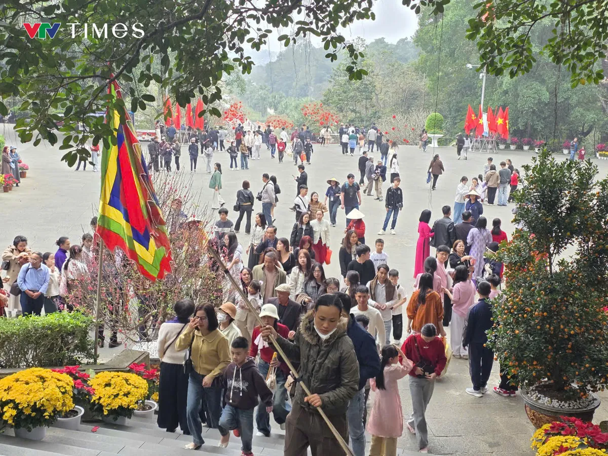 Ph&uacute; Thọ: Ba vạn du kh&aacute;ch h&agrave;nh hương về d&acirc;ng hương Đền H&ugrave;ng đầu năm B&iacute;nh Ngọ - Ảnh 1.