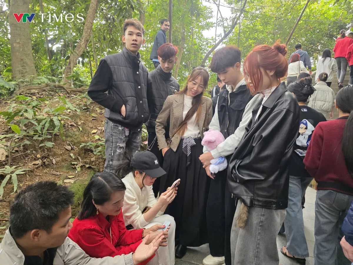 Ph&uacute; Thọ: Ba vạn du kh&aacute;ch h&agrave;nh hương về d&acirc;ng hương Đền H&ugrave;ng đầu năm B&iacute;nh Ngọ - Ảnh 3.