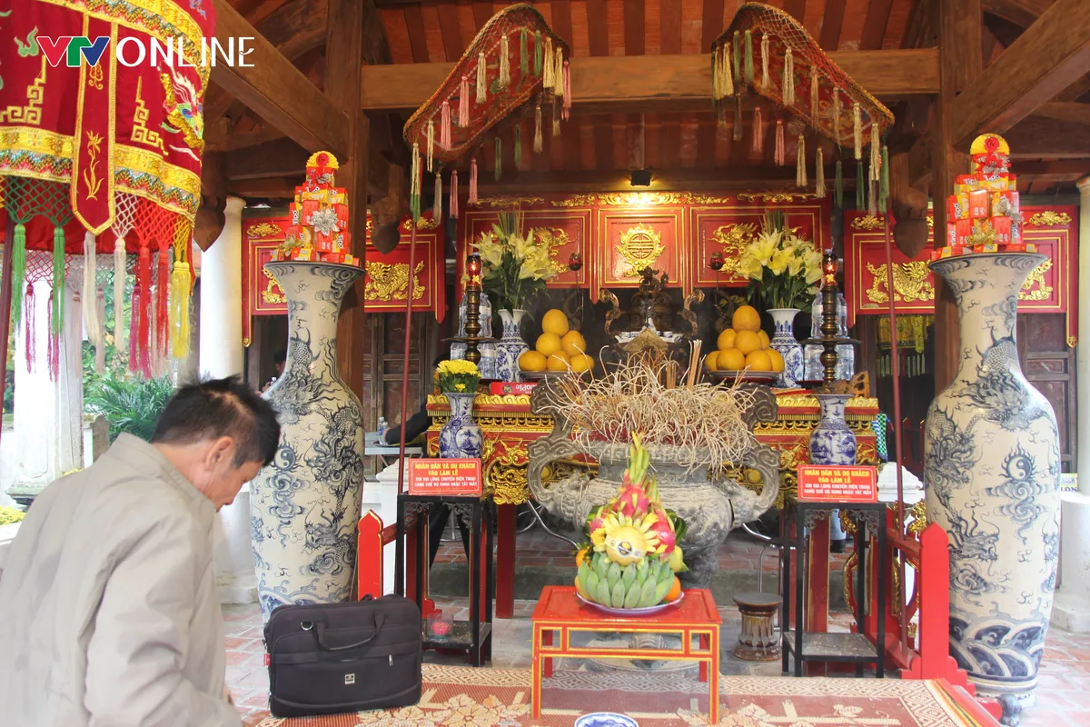 Người d&acirc;n tấp nập đội mưa về đền Bạch M&atilde; cầu may đầu năm mới - Ảnh 4.