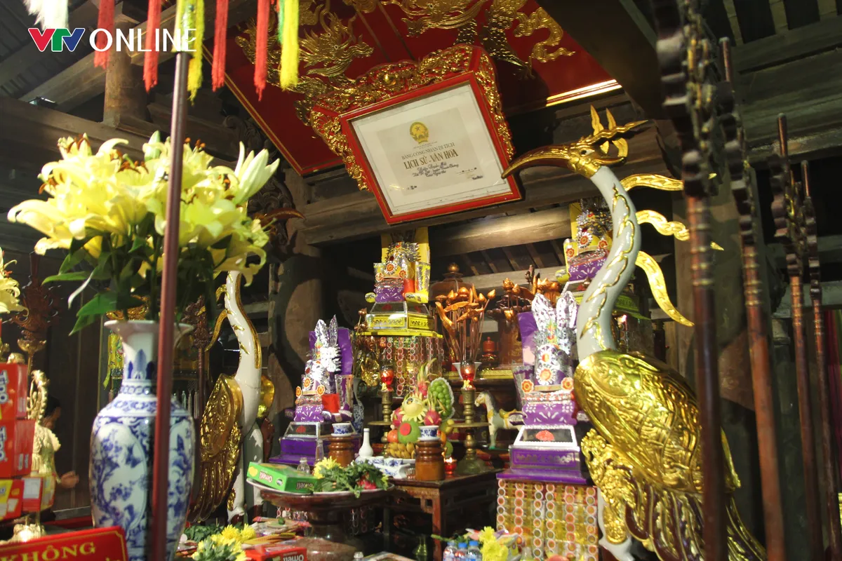 Người d&acirc;n tấp nập đội mưa về đền Bạch M&atilde; cầu may đầu năm mới - Ảnh 2.