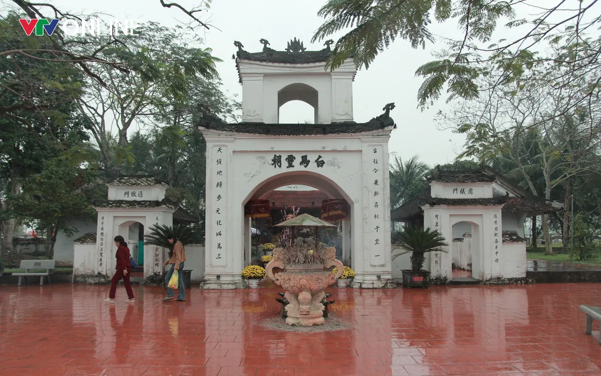 Đền Bạch Mã thờ cúng tướng tài Phan Đà, người có công lớn trong cuộc chiến đánh đuổi quân Minh vào thế kỷ XV. Ảnh: Ngọc Quân.