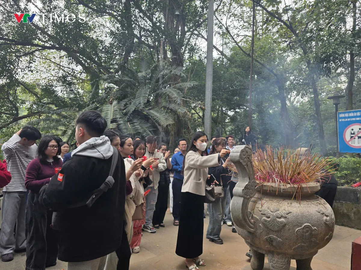 Ph&uacute; Thọ: Ba vạn du kh&aacute;ch h&agrave;nh hương về d&acirc;ng hương Đền H&ugrave;ng đầu năm B&iacute;nh Ngọ - Ảnh 2.