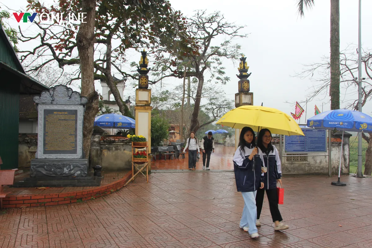 Người d&acirc;n tấp nập đội mưa về đền Bạch M&atilde; cầu may đầu năm mới - Ảnh 3.