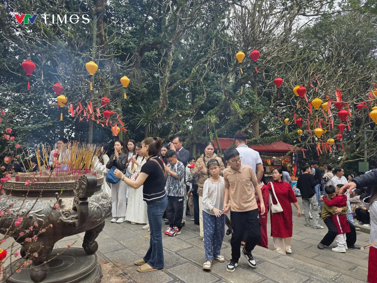 Ph&uacute; Thọ: Ba vạn du kh&aacute;ch h&agrave;nh hương về d&acirc;ng hương Đền H&ugrave;ng đầu năm B&iacute;nh Ngọ - Ảnh 4.
