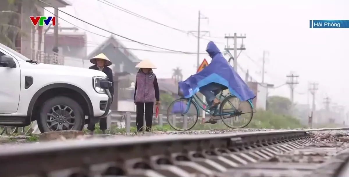 Gác tàu giúp người dân đi lại an toàn - Ảnh 2.