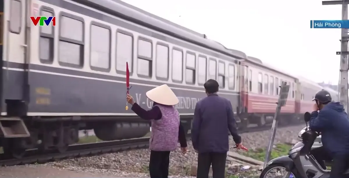 Gác tàu giúp người dân đi lại an toàn - Ảnh 1.