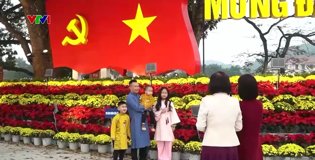 Rộn r&agrave;ng kh&ocirc;ng kh&iacute; du xu&acirc;n mọi miền đất nước - Ảnh 1.