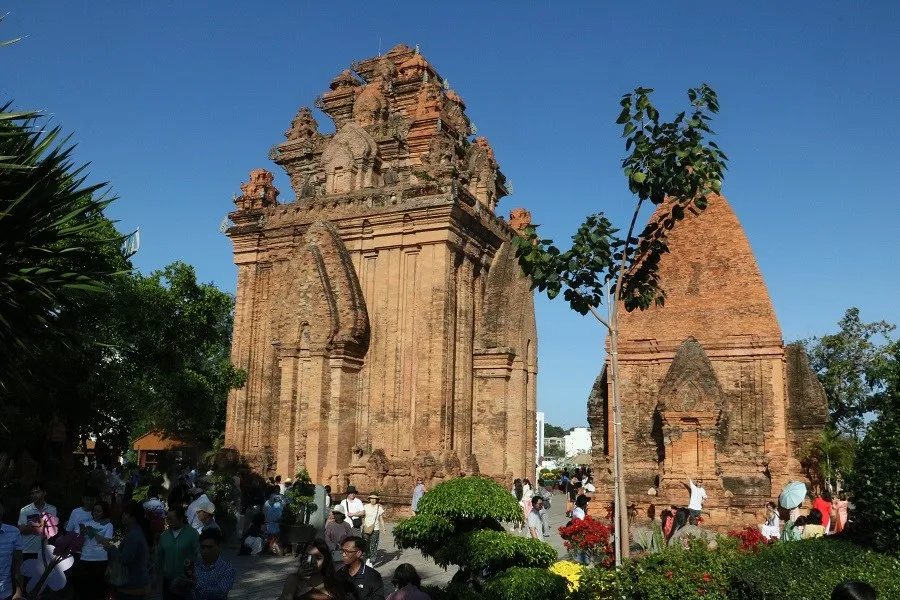 H&agrave;ng vạn người du xu&acirc;n, d&acirc;ng hương tại Di t&iacute;ch Quốc gia đặc biệt Th&aacute;p B&agrave; Ponagar ng&agrave;y đầu năm- Ảnh 1.