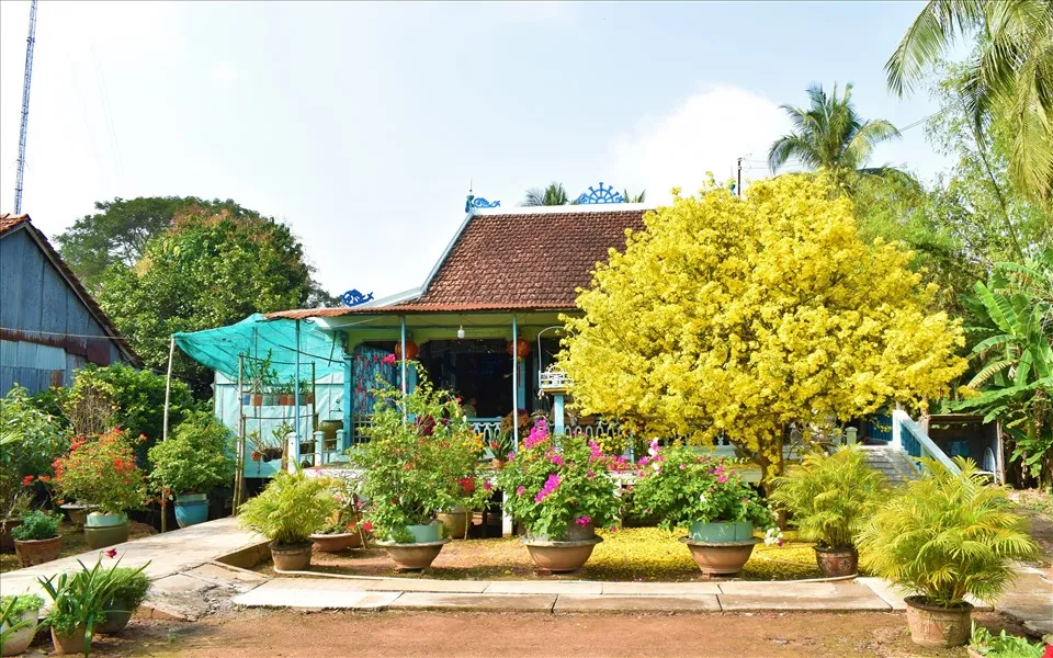 Tết ở phường Bình Định (Gia Lai) bắt đầu từ 15 tháng Chạp, thời điểm, người dân bắt đầu sơn lại nhà, quét vôi lại tường, trang hoàng bàn thờ tổ tiên.