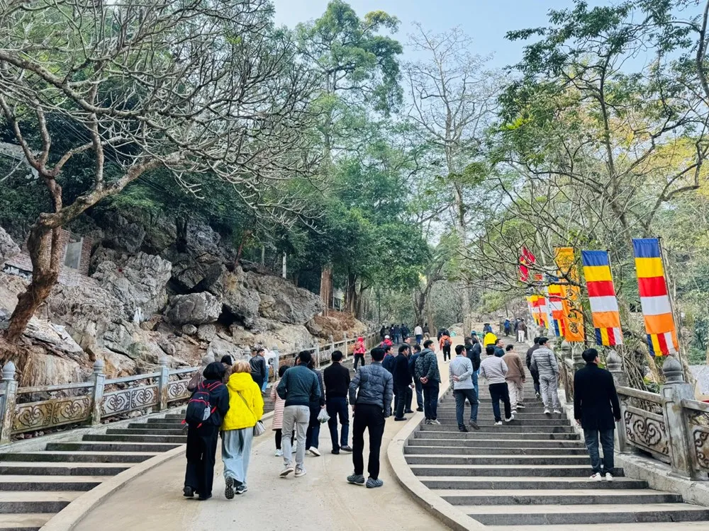 Chùa Hương bước vào cao điểm mùng 2 Tết, dự báo đón hơn 2 vạn khách- Ảnh 1. Chùa Hương bước vào cao điểm mùng 2 Tết, dự báo đón hơn 2 vạn khách- Ảnh 1.