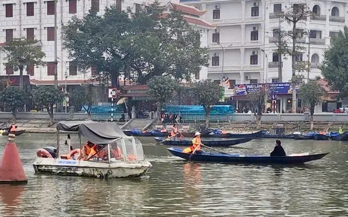 Cảnh sát đường thuỷ Hà Nội bảo đảm an toàn giao thông trên Suối Yến.