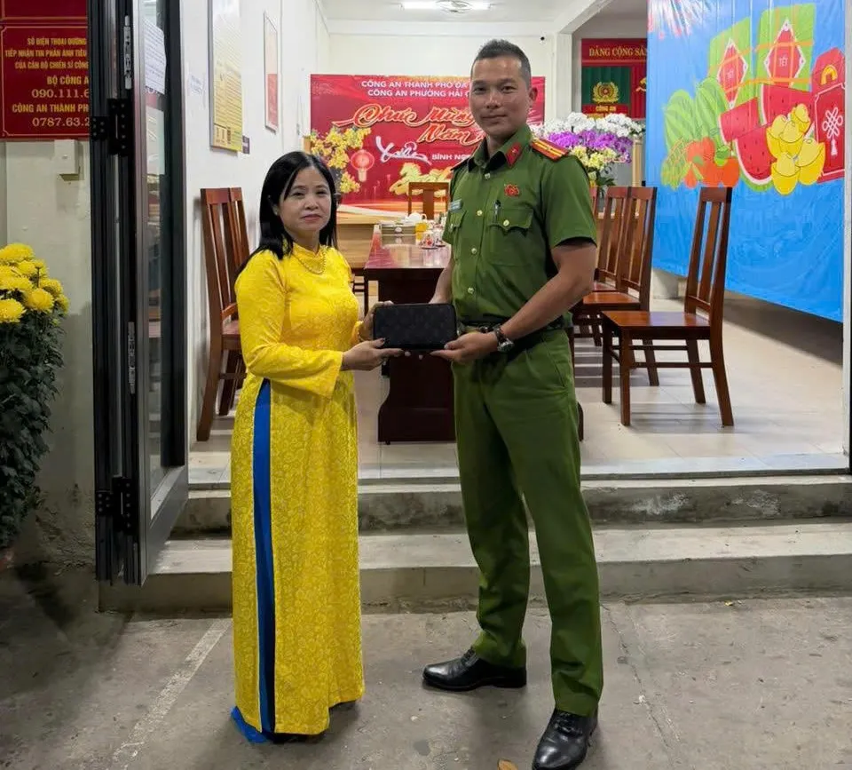 Nhanh ch&oacute;ng t&igrave;m lại t&uacute;i x&aacute;ch, v&iacute; tiền cho du kh&aacute;ch trong ng&agrave;y đầu xu&acirc;n - Ảnh 2.