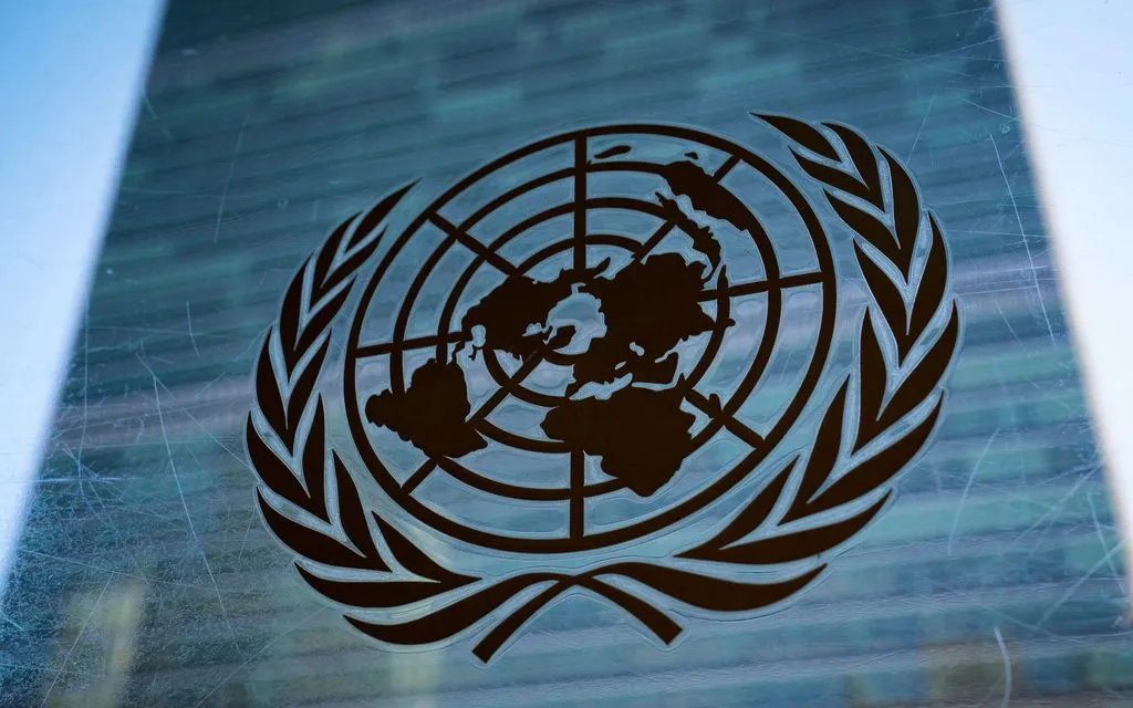 Biểu tượng Liên hợp quốc bên ngoài Tòa nhà Ban Thư ký tại trụ sở Liên hợp quốc, ngày 28/2/2022. (Ảnh: AP)