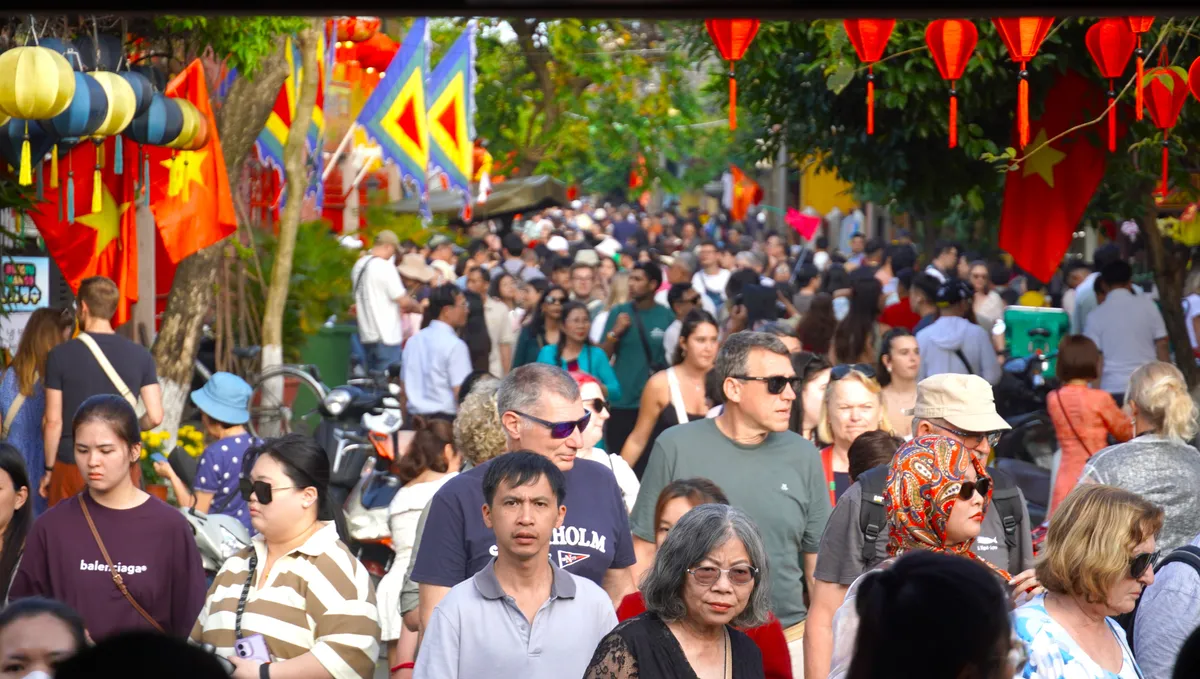 Phố cổ Hội An ken đặc du kh&aacute;ch trong ng&agrave;y đầu năm B&iacute;nh Ngọ- Ảnh 1.