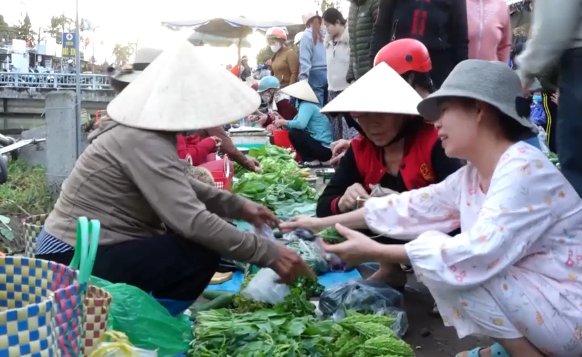 Chợ mở Ngọ - Nơi b&agrave; con v&ugrave;ng lũ gửi gắm ước vọng năm mới- Ảnh 4.