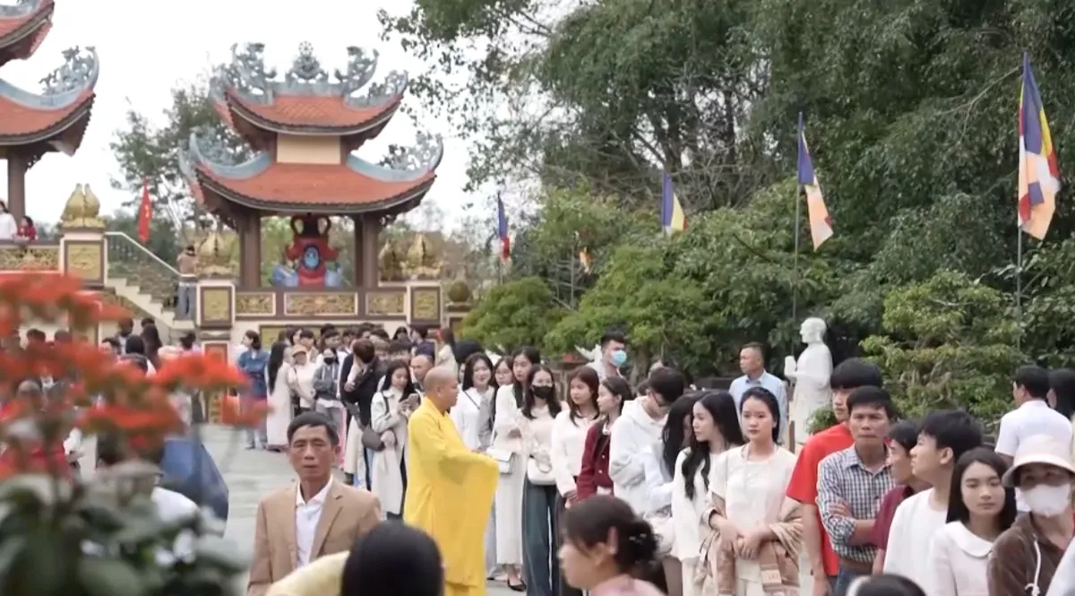 Loại bỏ c&aacute;c hủ tục m&ecirc; t&iacute;n dị đoan trong lễ hội đầu năm- Ảnh 1.