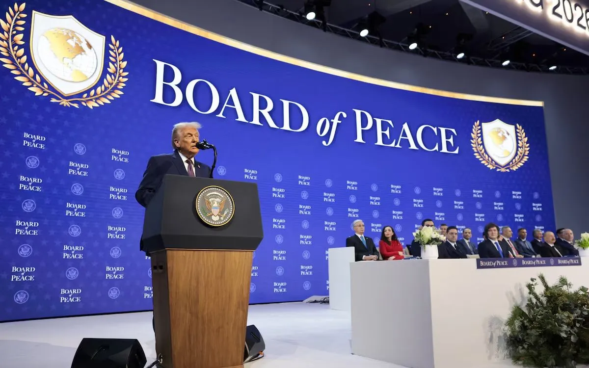 Tổng thống Mỹ Donald Trump chia sẻ về sáng kiến thành lập Hội đồng Hòa bình nhằm giải quyết các cuộc xung đột toàn cầu tại Diễn đàn Kinh tế Thế giới (WEF) lần thứ 56 ở Davos, Thụy Sĩ, ngày 22/1/2026 (Ảnh: Reuters)