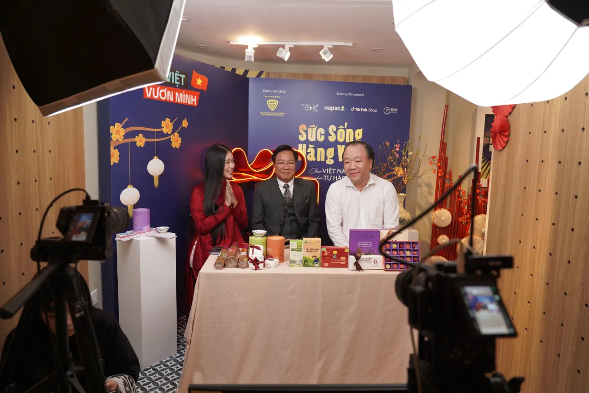 Một năm bận rộn của nhiều l&atilde;nh đạo tr&ecirc;n s&oacute;ng livestream b&aacute;n h&agrave;ng- Ảnh 1.