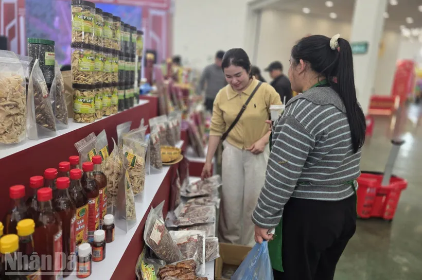 Nguồn cung dồi d&agrave;o, gi&aacute; cả ổn định, kh&ocirc;ng xảy ra khan h&agrave;ng trong ng&agrave;y m&ugrave;ng 3 Tết- Ảnh 1.