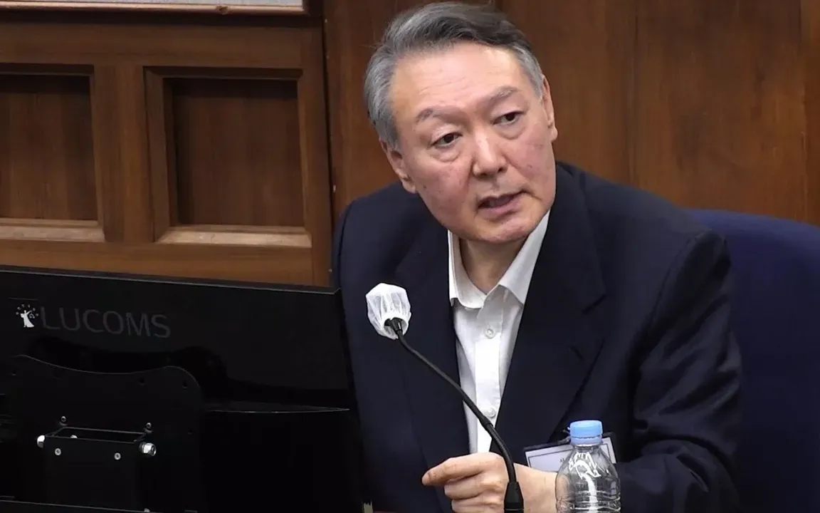 Cựu tổng thống Hàn Quốc Yoon Suk-yeol phát biểu tại tòa án ở Seoul hồi tháng 12/2025. (Ảnh: Yonhap)