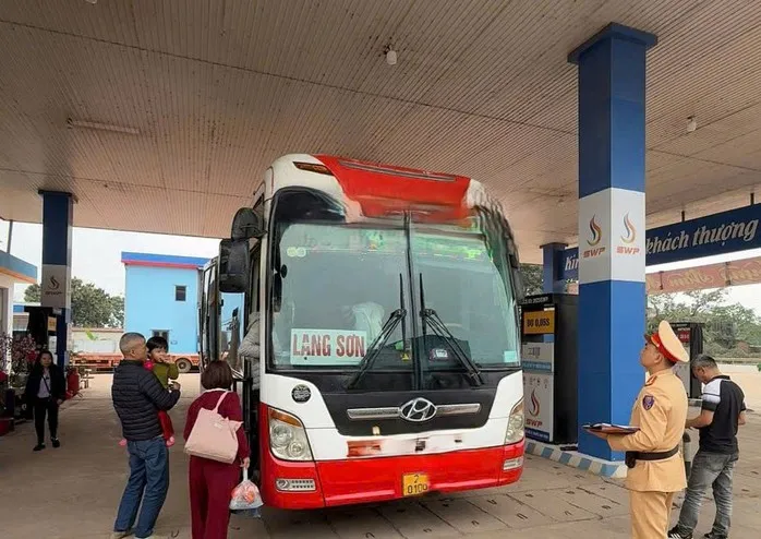 Xe 21 chỗ "nhồi nh&eacute;t" 50 người, chủ xe v&agrave; t&agrave;i xế bị phạt hơn 200 triệu đồng - Ảnh 1.