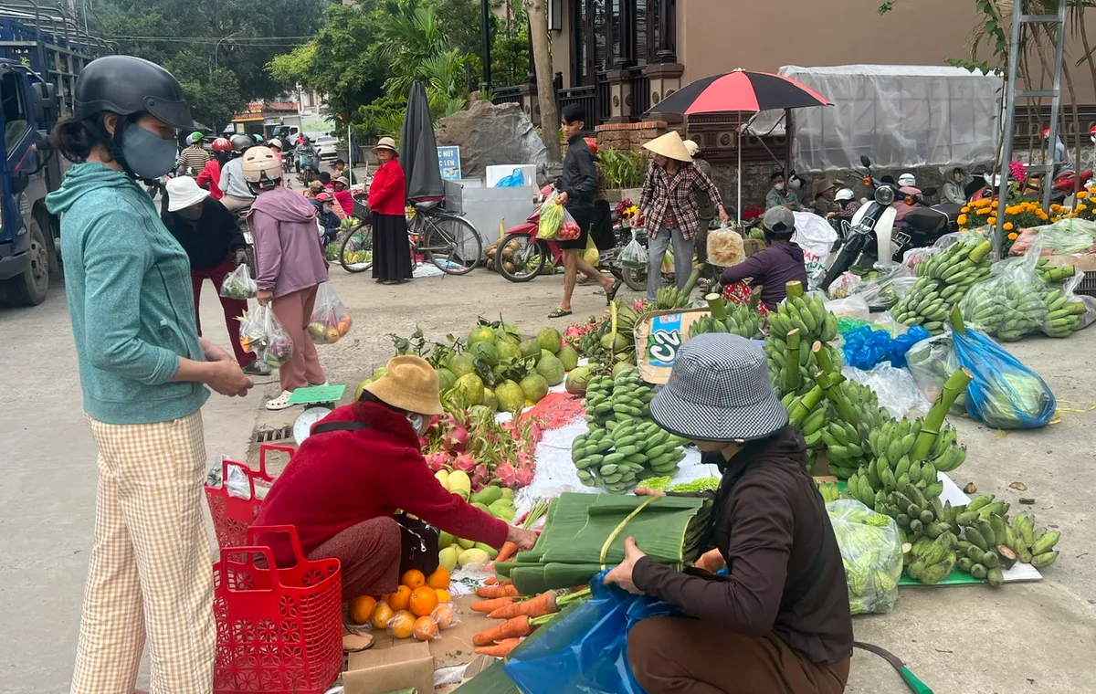 Giữ nếp Tết trong phi&ecirc;n chợ đầu năm- Ảnh 1.