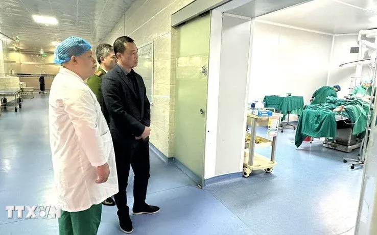 Thiếu tướng Tô Anh Dũng, Giám đốc Công an tỉnh Thanh Hóa cùng đại diện cấp ủy, chính quyền địa phương đến thăm hỏi, động viên các nạn nhân đang được cấp cứu, điều trị tại Bệnh viện Đa khoa quốc tế Hợp Lực. 