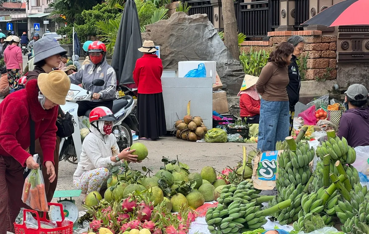 Giữ nếp Tết trong phi&ecirc;n chợ đầu năm- Ảnh 2.