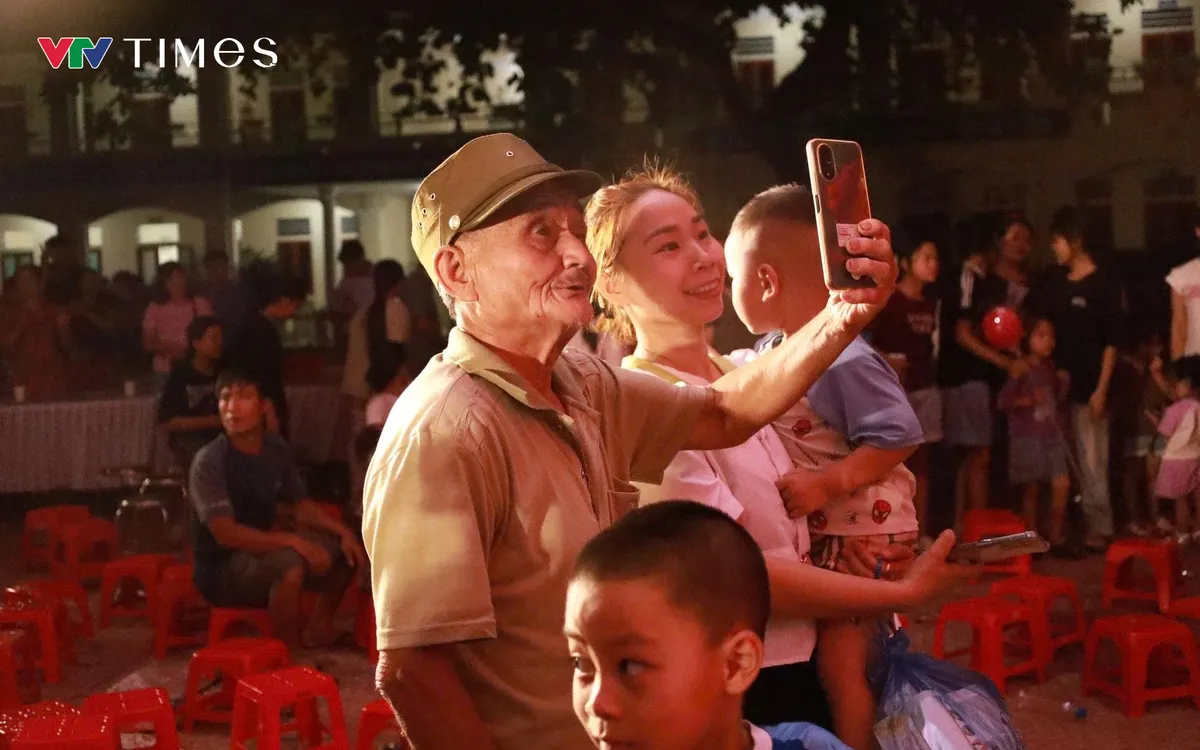 Người dân xã đảo Minh Châu (TP Hà Nội) phấn khởi trong đêm văn nghệ chào mừng kỷ niệm 80 năm Cách mạng tháng Tám và Quốc khánh 2 - 9; đồng thời chào mừng thành công Đại hội Đại biểu Đảng bộ xã Minh Châu lần thứ I.