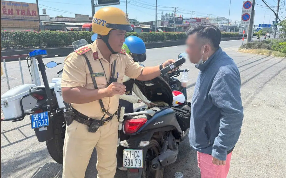 Đội CSGT An Sương - TP Hồ Chí Minh kiểm tra nồng độ cồn ngày Mùng 1 Tết.

