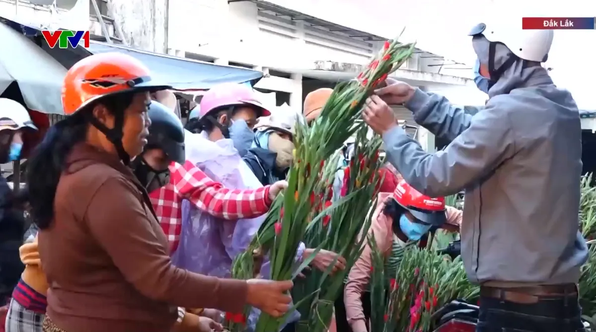 Đ&oacute;n lộc đầu năm tại phi&ecirc;n chợ mở Ngọ ở Đắk Lắk - Ảnh 1.