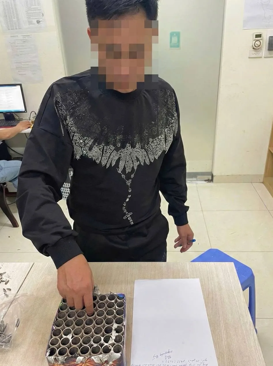 H&agrave; Nội: Nam thanh ni&ecirc;n bị bắt v&igrave; t&agrave;ng trữ 9kg ph&aacute;o nổ- Ảnh 2.