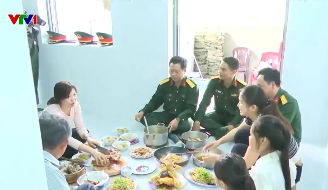 Tết đo&agrave;n vi&ecirc;n trong những ng&ocirc;i nh&agrave; mới v&ugrave;ng lũ - Ảnh 1.