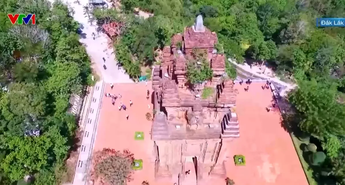 Th&aacute;p Nhạn nhộn nhịp kh&aacute;ch du xu&acirc;n ng&agrave;y đầu năm mới - Ảnh 1.