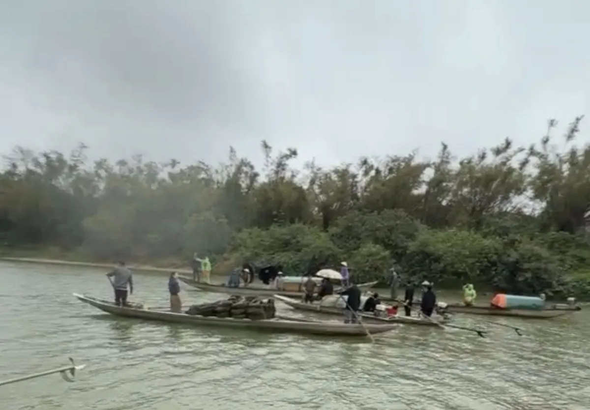 Lật thuyền tr&ecirc;n s&ocirc;ng Gianh ở Quảng Trị, 2 người tử vong, 2 người mất t&iacute;ch - Ảnh 2.