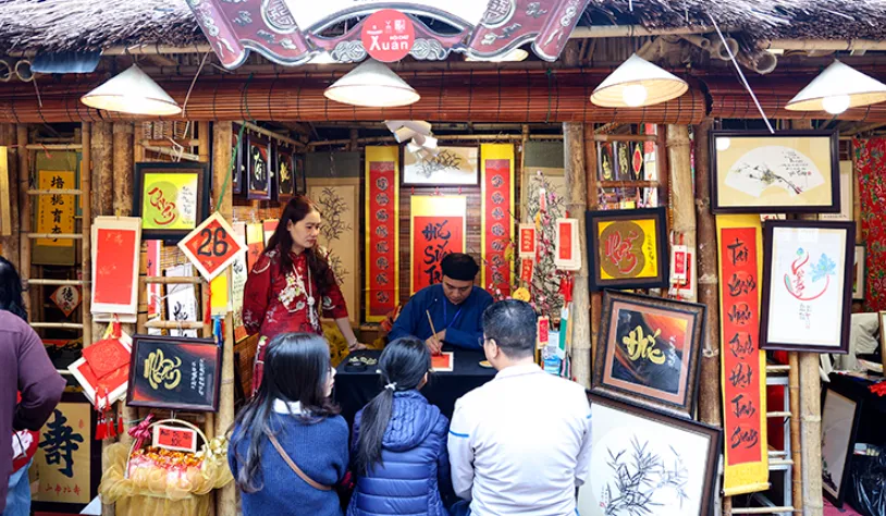 Nhộn nhịp xin chữ cầu may tại Văn Miếu - Quốc Tử Giám ngày đầu năm - Ảnh 3.