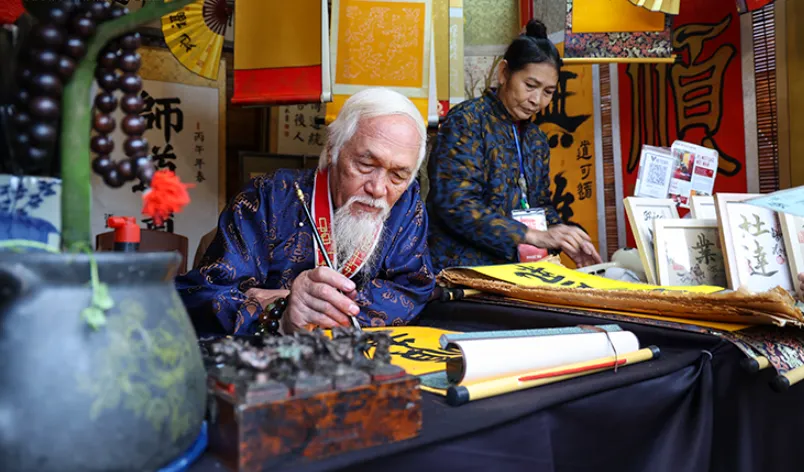 Nhộn nhịp xin chữ cầu may tại Văn Miếu - Quốc Tử Giám ngày đầu năm - Ảnh 4.