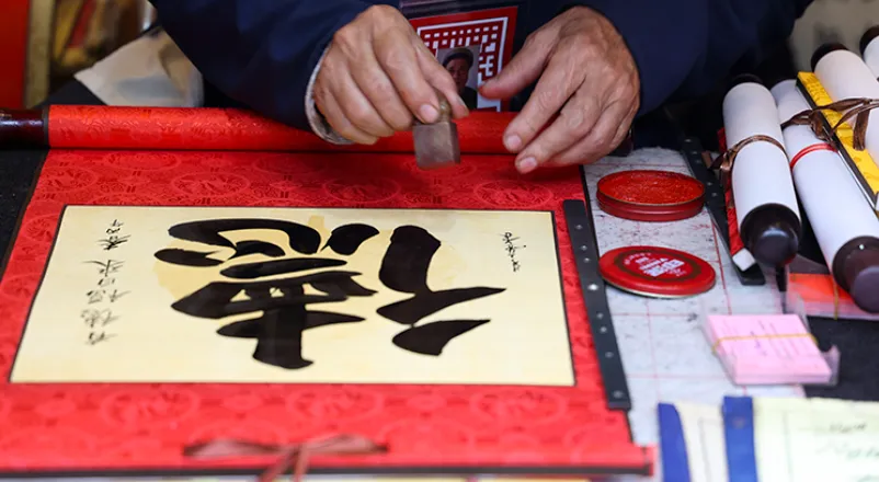 Nhộn nhịp xin chữ cầu may tại Văn Miếu - Quốc Tử Giám ngày đầu năm - Ảnh 2.