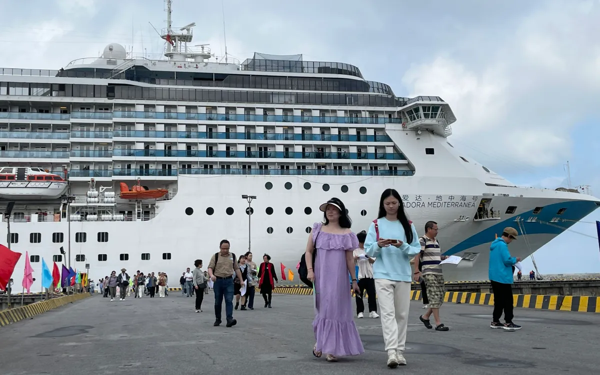 Tàu du lịch quốc tế Adora Mediterranea cập Cảng Chân Mây, đánh dấu chuyến tàu biển quốc tế đầu tiên đến miền Trung trong dịp đầu năm mới.