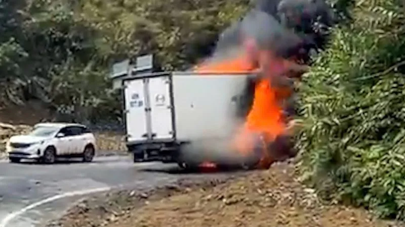 Xe tải bốc ch&aacute;y khi đang lưu th&ocirc;ng tr&ecirc;n đ&egrave;o Kh&aacute;nh L&ecirc; - Ảnh 2.