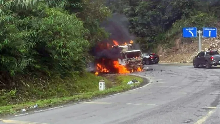 Xe tải bốc ch&aacute;y khi đang lưu th&ocirc;ng tr&ecirc;n đ&egrave;o Kh&aacute;nh L&ecirc; - Ảnh 1.
