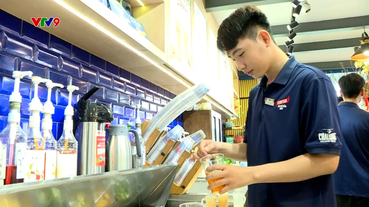 Sinh viên tất bật làm thêm ngày Tết