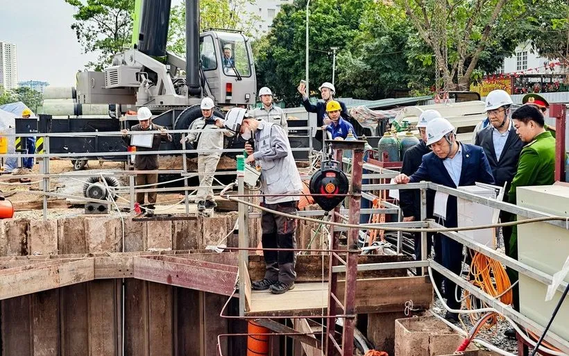 Chủ tịch Ủy ban Nhân dân thành phố Hà Nội Vũ Đại Thắng dẫn đầu Đoàn công tác kiểm tra, động viên và chúc Tết cán bộ, kỹ sư, công nhân tại một số công trường thi công các dự án chống úng ngập trọng điểm trên địa bàn. 