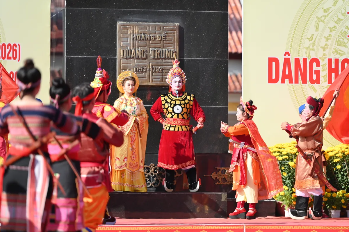 H&agrave;ng ngh&igrave;n người đổ về Bảo t&agrave;ng Quang Trung kỷ niệm Chiến thắng Ngọc Hồi - Đống Đa - Ảnh 6.